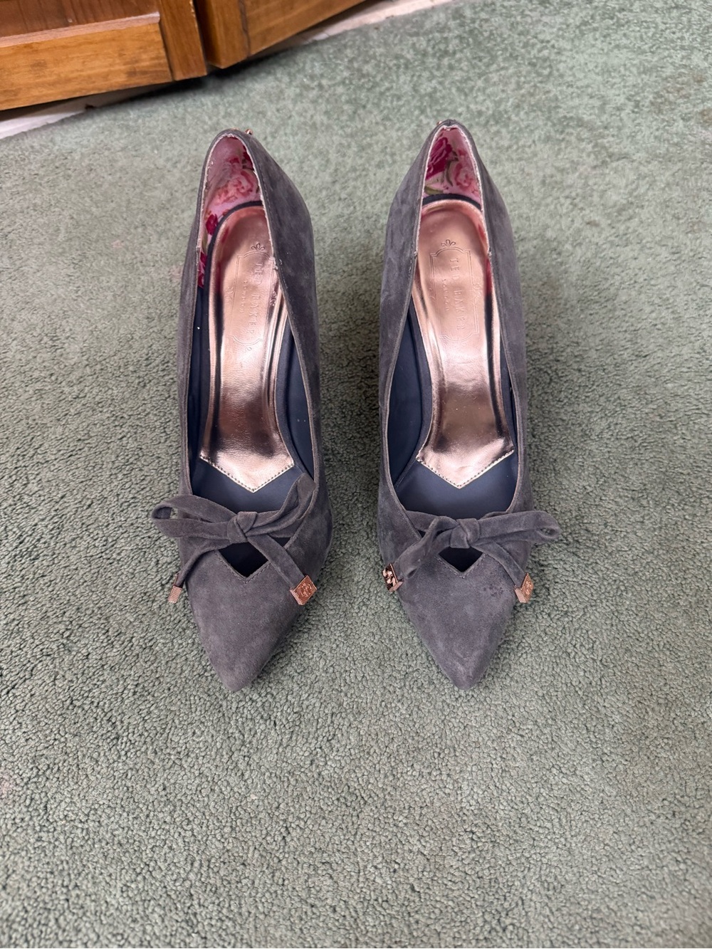 TED BAKER GRAY Suede Pointed-Toe Bow Pumps, LIKE NEW